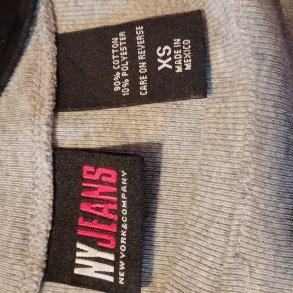 💙🌺New York & Company Gray Crewneck Sweater with Dotted Design - Picture 3 of 9